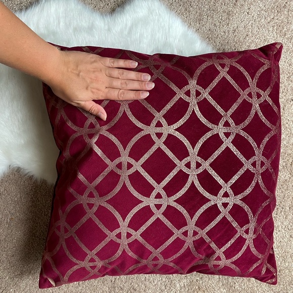 Red and gold pillow - Picture 3 of 3